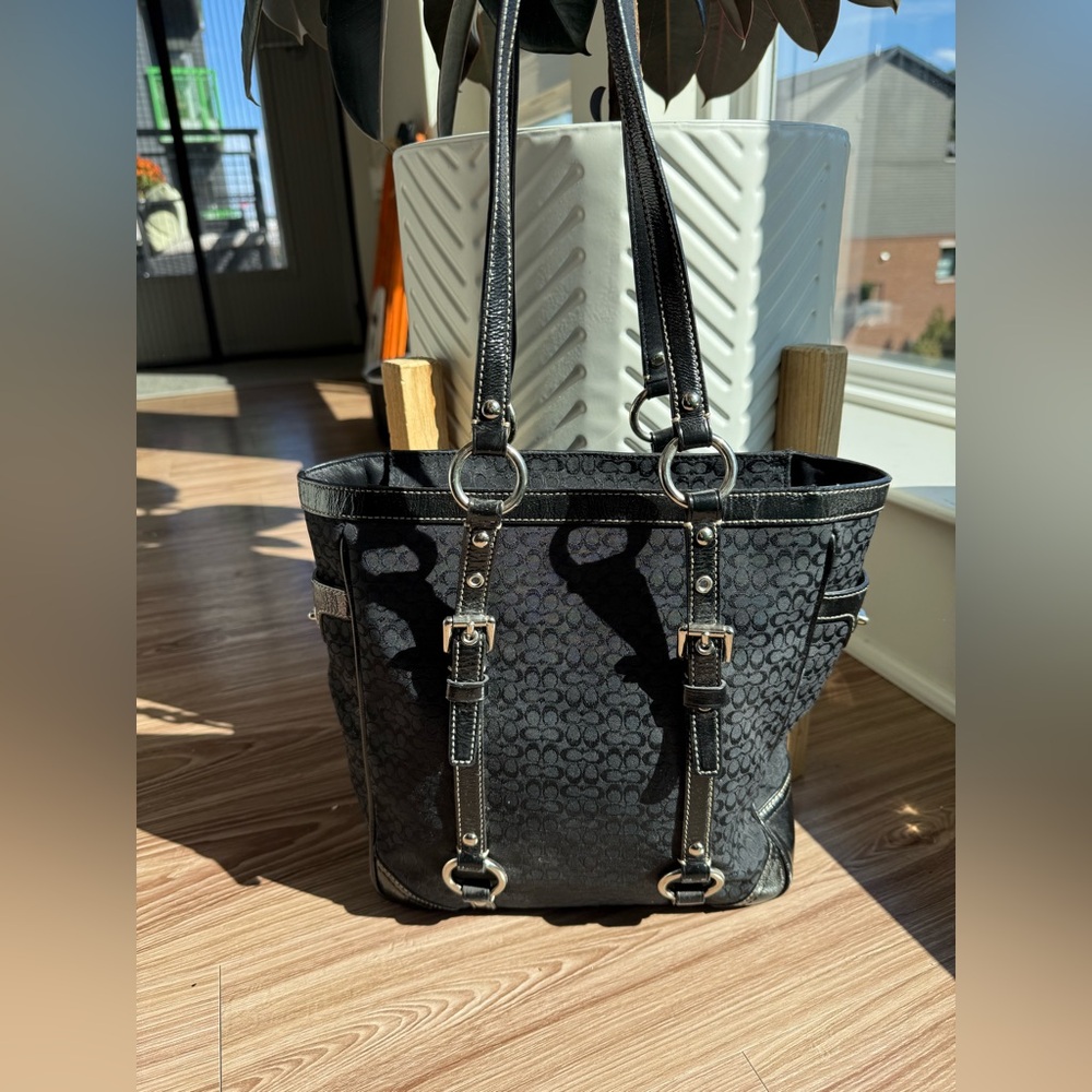Vintage Y2K COACH Gallery Signature “C” Tote – Black Patent Trim (Style F12344) - Picture 3 of 15